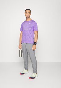 Nike Performance RISE - T-shirt desportiva - action grape heather/silver