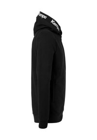 Hoodie noir à col haut, avec un logo blanc "Kempa" sur la capuche, des manches longues, des poches latérales et des poignets côtelés.