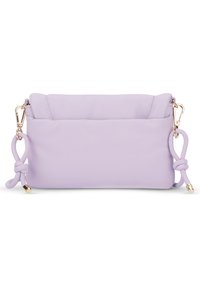 Borsa in materiale sintetico viola con una texture liscia, top pieghevole e dettagli annodati su entrambi i lati. Presenta finiture in hardware color oro.