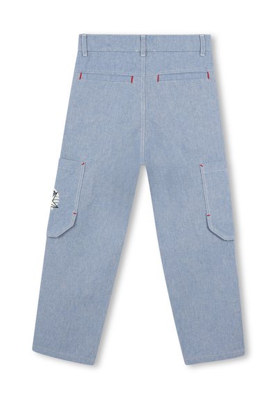 Lichtblauwe denim cargobroek met twee zijzakken, rode stiksels en een decoratieve patch op de linkerzak.
