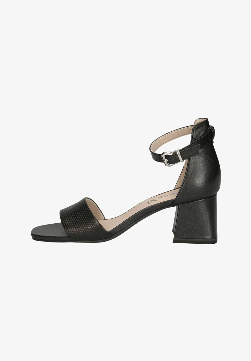 Musta korkokengät, joissa on leveä, teksturoitu nauha varpaiden päällä ja nilkkaremmi hopeasulatekijällä. Lohkopohja.