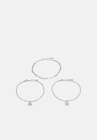 Tre braccialetti d'argento: uno con un design a catena, uno con piccole perle e uno con un charm a forma di stella marina, tutti con chiusure regolabili.