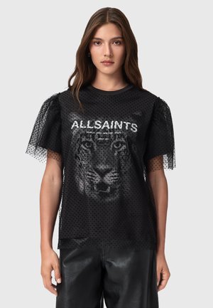 Zwarte T-shirt met stippenmesh mouwen, met een tijgerprint en het "ALLSAINTS" logo op de voorkant. Materiaal lijkt lichtgewicht en textuur te hebben.