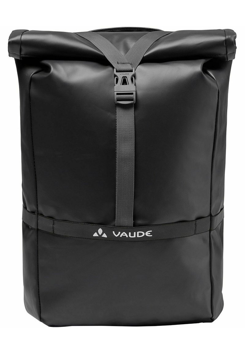 Sac à dos noir à rabat, fabriqué en matériau imperméable, avec une sangle horizontale et une boucle, ainsi que le logo "Vaude" en bas.