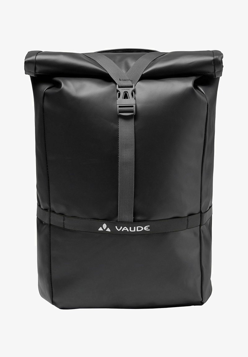 Sac à dos noir à rabat, fabriqué en matériau imperméable, avec une sangle horizontale et une boucle, ainsi que le logo "Vaude" en bas.