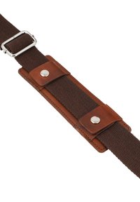 Rjav platnen trak z rjavimi usnjenimi dodatki, kovinsko zaponko in detajli na gumb. Tekstura na površini in trpešna zasnova.