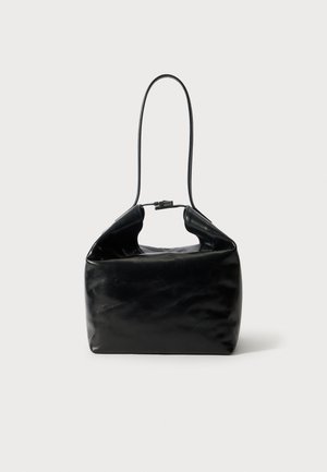 Borsa a mano in pelle nera con una superficie morbida e texture, forma rettangolare e un'unica maniglia sottile. Presenta un design piegato unico.