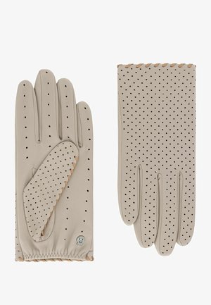 Paar beige Lederhandschuhe mit perforierten Löchern und tanfarbenen geflochtenen Kanten, eines zeigt die Handfläche, das andere die Rückseite.
