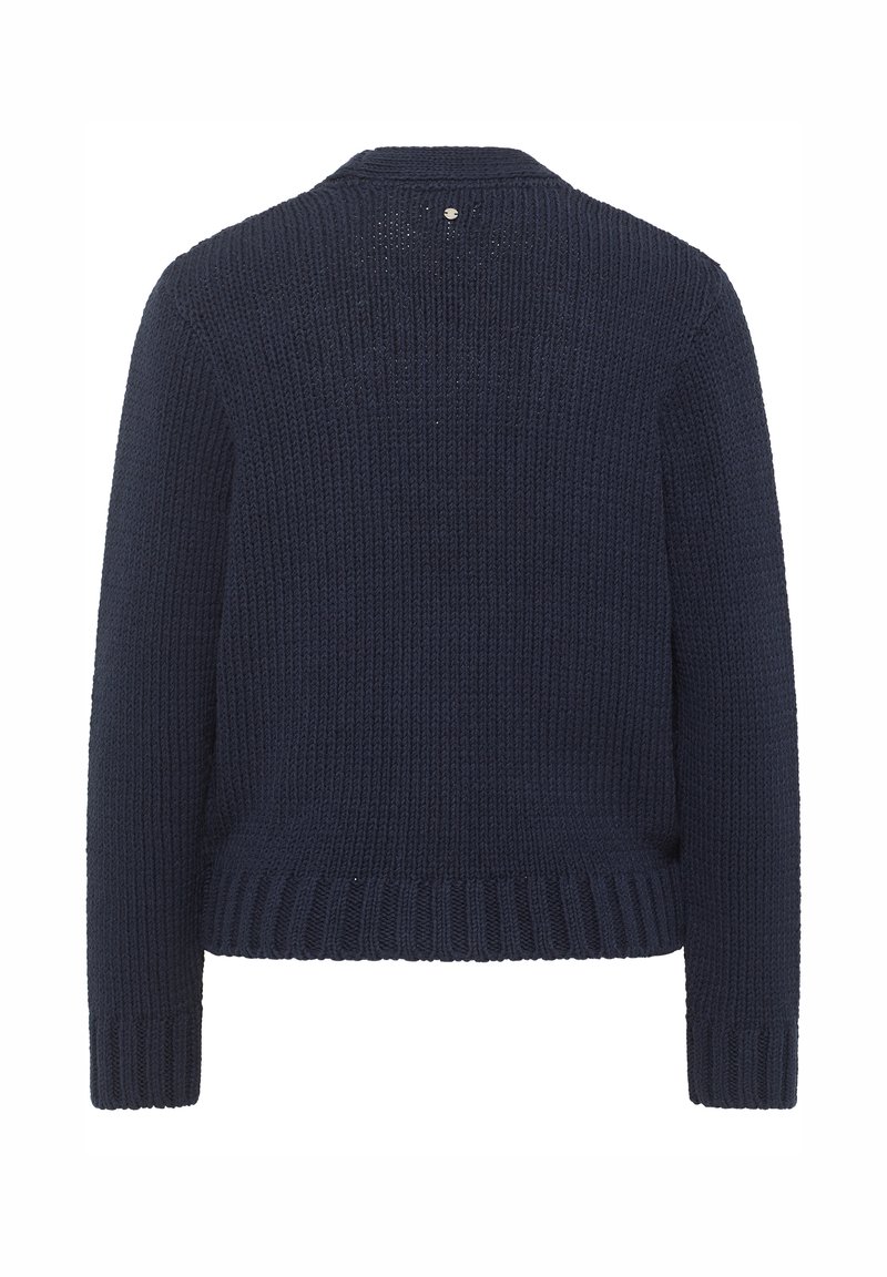 Navyblauer gestrickter Cardigan mit geripptem Saum und Ärmelbund, ausgestattet mit einer strukturierten Webart und einem kleinen metallischen Detail im oberen Rückenbereich.