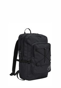 Sac à dos rectangulaire noir avec poche avant, bretelles réglables, détail en cordon élastique, et petit logo d'empreinte de patte en bas à droite.