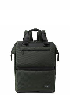 Sac à dos rectangulaire vert foncé avec poignées et bretelles noires, poche avant zippée et logo Hedgren en bas à droite.