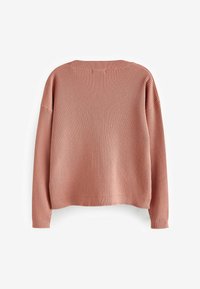 Sweter z prążkowanego dzianiny w kolorze przybrudzonego różu. Posiada okrągły dekolt i długie rękawy. Miękka tekstura z luźnym krojem i surowym wykończeniem.