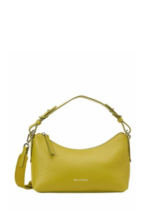 Borsa a tracolla in pelle gialla con texture, dotata di due strap regolabili e chiusura con zip, con il marchio Marc O’Polo visibile sulla parte anteriore.