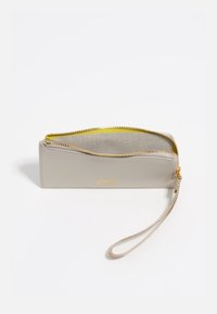 Cartera de muñeca de cuero gris con herrajes dorados. Presenta un cierre con cremallera y un interior amarillo en contraste, así como una correa de muñeca tejida.