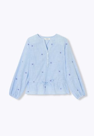 Blouse à manches longues bleu clair avec fines rayures blanches verticales, petite broderie florale violette, boutons sur le devant et ceinture à nouer à la taille.