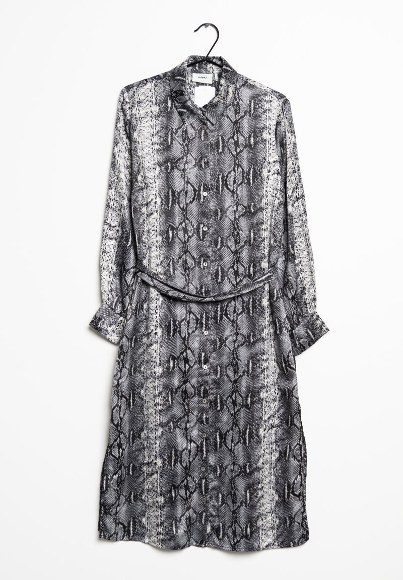 Abito a stampa serpente in bianco e nero con maniche lunghe, chiusura a bottoni, colletto e una cintura abbinata. Tessuto morbido e leggero.
