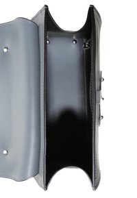 Czarna skórzana torebka z szarym wykończeniem, widok otwarty ukazujący przestronne wnętrze i srebrne akcenty. Gładka faktura na całej powierzchni.