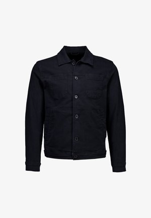 Donkere denimjas met een knoopsluiting aan de voorkant, twee borstzakken en een klassieke kraag. De stof is stevig met een gladde textuur.