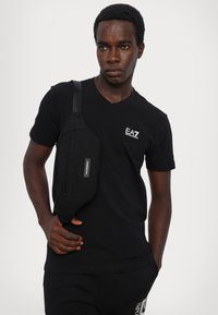 EA7 Emporio Armani PANTALONI - Treningo apatinė dalis - black