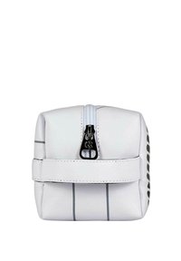 Bolsita de cuero sintético blanca con cierre de cremallera, con rayas verticales grises y un acento de logo negro en el lateral. Diseño compacto y estructurado.