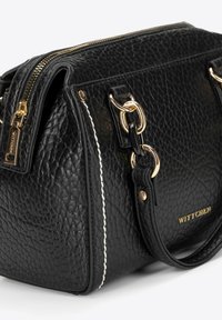 Sac à main en cuir noir avec une finition texturée, quincaillerie dorée et coutures blanches en accent. Il dispose de doubles poignées et d'une fermeture éclair.