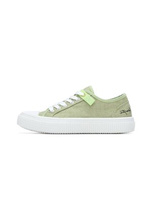 Zapatillas de lona verde claro con suela de goma blanca, cordones blancos y una etiqueta de acento verde en el lateral. Presentan una puntera redonda y un perfil bajo.