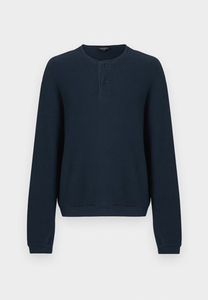 Suéter azul marino de manga larga con tejido acanalado texturizado. Cuenta con cuello redondo y tapeta con tres botones. Los puños y el dobladillo son lisos.