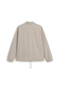 Beige lichtgewicht jack met lange mouwen, elastische manchetten, een kraag en aansnoerkoorden aan de zoom, vanuit de achterkant afgebeeld op een witte achtergrond.