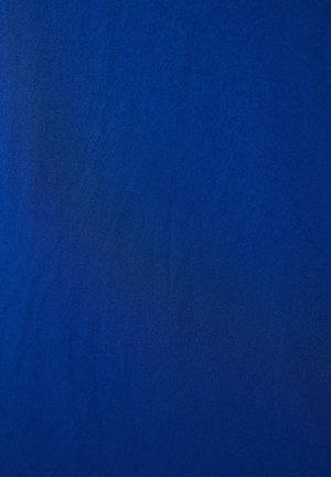 Tejido azul sólido con una textura suave y un color uniforme. La superficie presenta un ligero brillo, consistente en toda su extensión, sin patrones visibles.