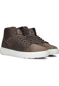 Bruine leren hoge sneakers met een getextureerde stof bij de kraag, witte rubberen zool en een subtiele merklongo op de tong.