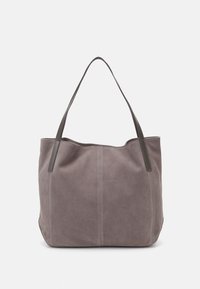 Sac fourre-tout en daim gris avec deux poignées en cuir gris foncé et coutures verticales décoratives sur le devant. Texture douce et design spacieux.