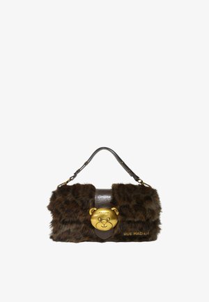 Borsa in pelliccia sintetica marrone con una forma arrotondata e soffice. Presenta una chiusura a testa d'orso dorata e una tracolla in pelle marrone scuro con texture. "RUE MADAM" impresso.