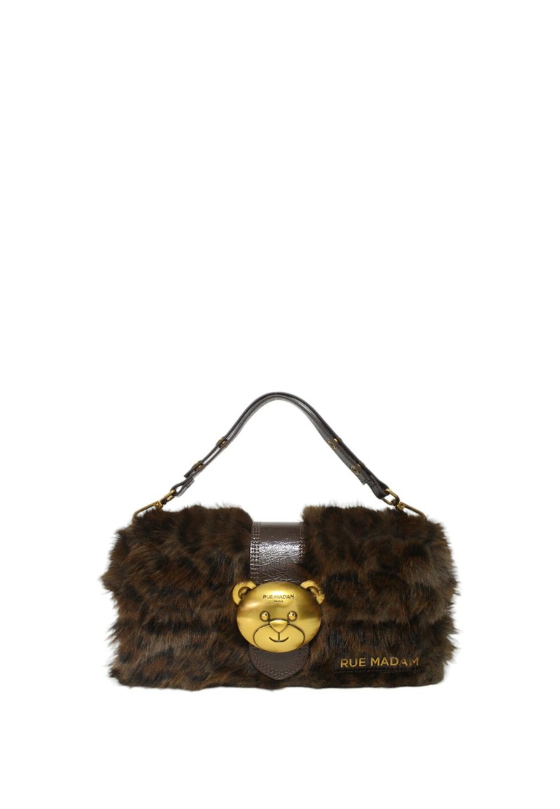 Borsa in pelliccia sintetica marrone con una forma arrotondata e soffice. Presenta una chiusura a testa d'orso dorata e una tracolla in pelle marrone scuro con texture. "RUE MADAM" impresso.