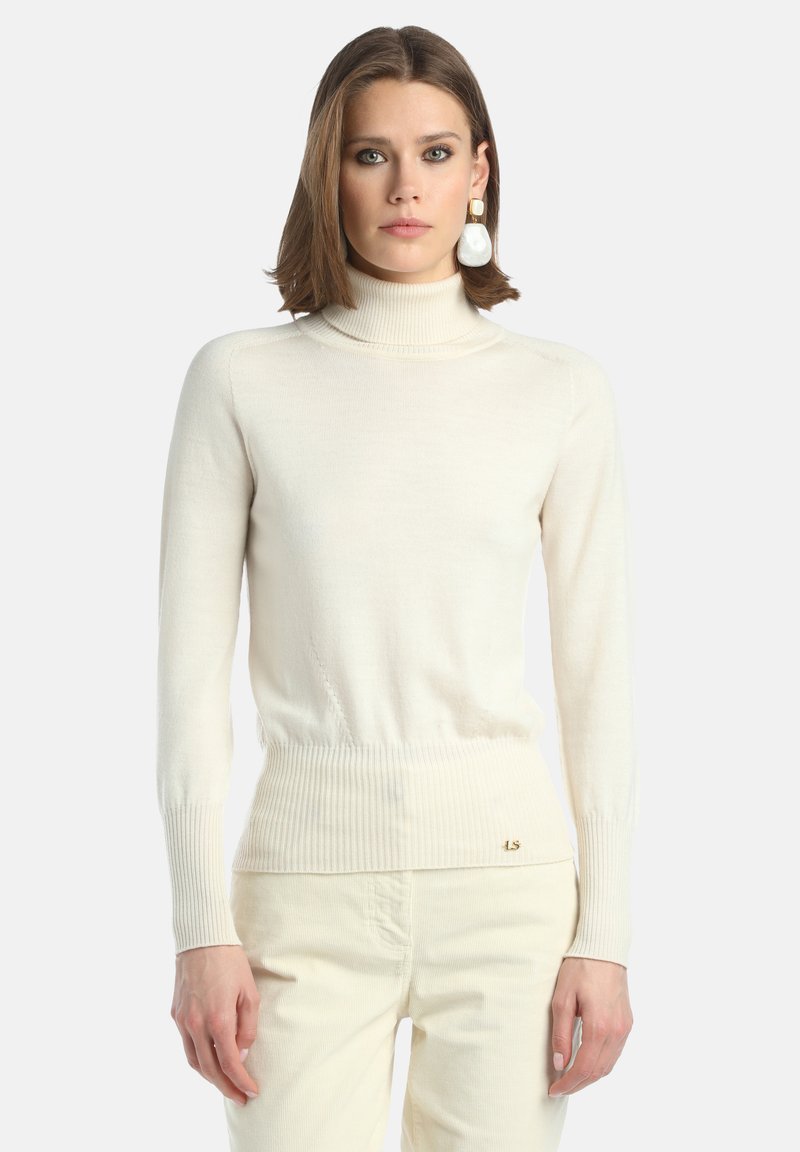 Kremowy sweter z golfem z prążkowanym dołem i mankietami. Miękki materiał, dopasowany krój. Minimalistyczny design z małym złotym logo na wysokości talii.