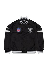 Chaqueta bomber de satén negra con parches de la NFL y de los Raiders, cuello y puños de canalé blanco a rayas, y bolsillos laterales.