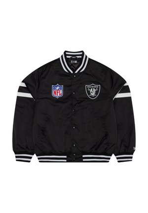 Casaco bomber de cetim preto com patches da NFL e dos Raiders, gola e punhos com riscas brancas em tecido canelado, e bolsos laterais.