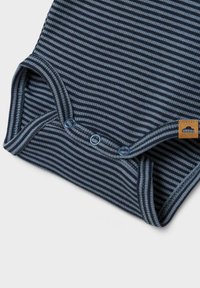 Mornarsko prugast bodi z svetlo modrimi poudarki. Ima pritisne gumbe na dnu in majhno rjavo oznako. Mehka, raztegljiva tkanina.