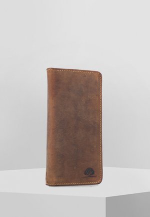 Bruin leren portemonnee met gestikte randen, een gladde textuur en een geperst boomlogo in de rechterbenedenhoek. Verticale vorm.