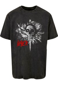 Juodas medvilninis marškinėliai su baltu kaukolės grafiku, akcentuotu spikes ir sprogimo dizainu, su raudonu "SLAYER" tekstu.