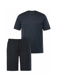 Camiseta de manga corta y escote en V a rayas azul oscuro, combinada con pantalones cortos oscuros a juego que cuentan con una cinturilla elástica y bolsillos delanteros.