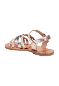 Bandjes sandalen van metallic roségoud leer, met een platte zool en decoratieve stiksels. Beschikt over een gespsluiting en kleurrijke accenten op de binnenzool.