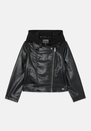 Schwarze Jacke aus Kunstleder mit Kapuze. Verfügt über einen Reißverschluss vorne, eine schräge Brusttasche und horizontale Seitentaschen. Glatte Textur.
