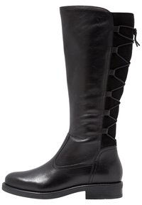 Bota de cuero negro hasta la rodilla con un acabado suave, que presenta un panel de ante y un detalle de cordones en el lado exterior. Suela de goma plana.