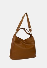 Bolso de hombro de cuero marrón con un diseño suave y relajado, que cuenta con una correa ajustable y sutiles acentos de hardware. La correa texturizada añade detalle.
