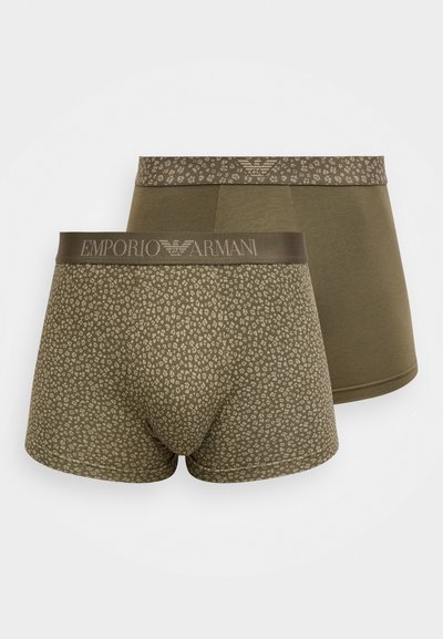 Vyriški bokseriai alyvuogių žalios spalvos, su subtiliu raštuotu tekstūros dizainu ir vientisa juosta su Emporio Armani logotipu.