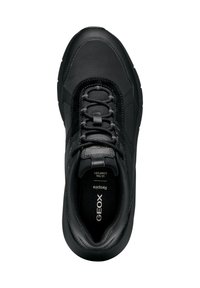 Czarne sneakersy z gładką syntetyczną cholewką, okrągłym noskiem, teksturowanymi akcentami i sznurowanym zapięciem. Logo marki widoczne na wkładce.