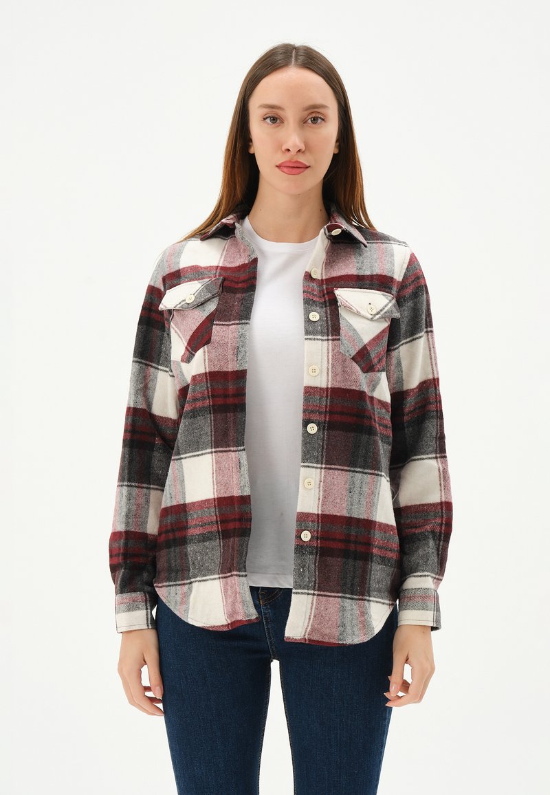 Trendyol Camicia Tessuta con Colletto Standard di Base della