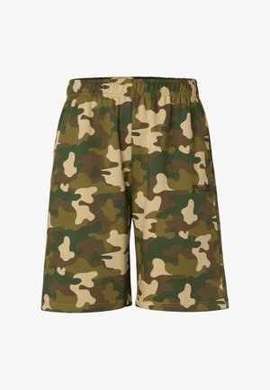 Krótkie spodenki męskie do kolan w zielono-beżowy wzór kamuflażu z elastycznym pasem, z małym czarnym logo na prawej nogawce.