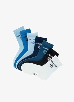 Set aus sechs Baumwollsocken in verschiedenen Blautönen und Schwarz, mit Wochentagsbeschriftungen und Fußballgrafiken am Bund.