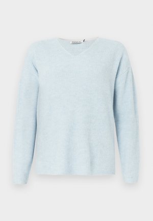Lys blå ribbet sweater med V-hals, lange ærmer og en afslappet pasform. Blød tekstur, minimalistisk design, ingen synlig hardware eller accenter.